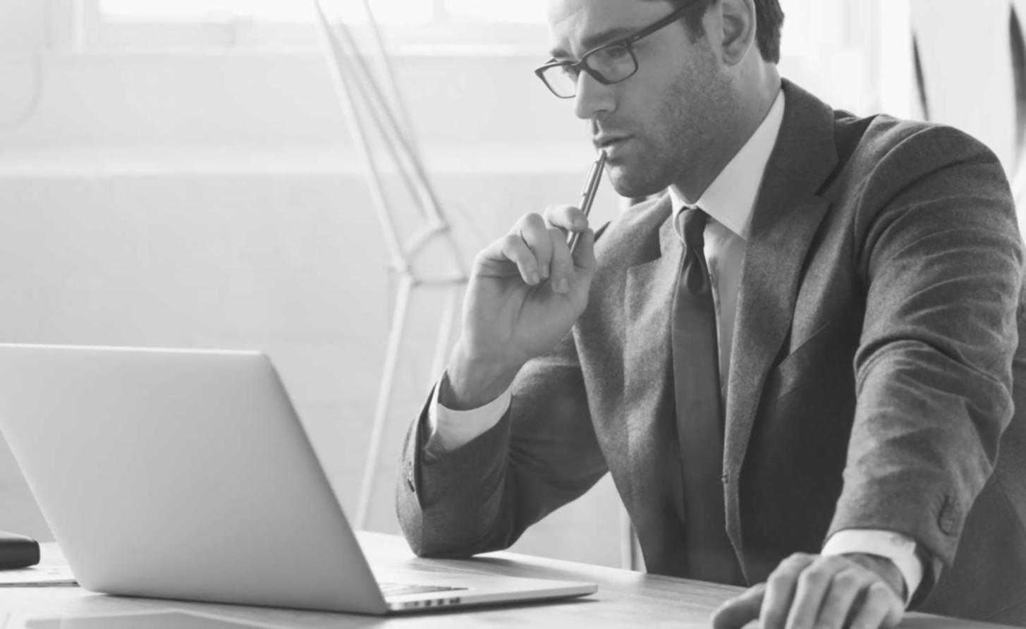 Participante em sessão presencial do programa de prevenção a fraudes financeiras